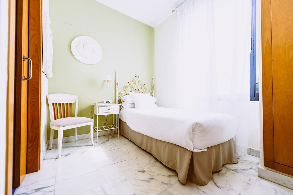 סביליה Basic Hotel Dona Manuela מראה חיצוני תמונה